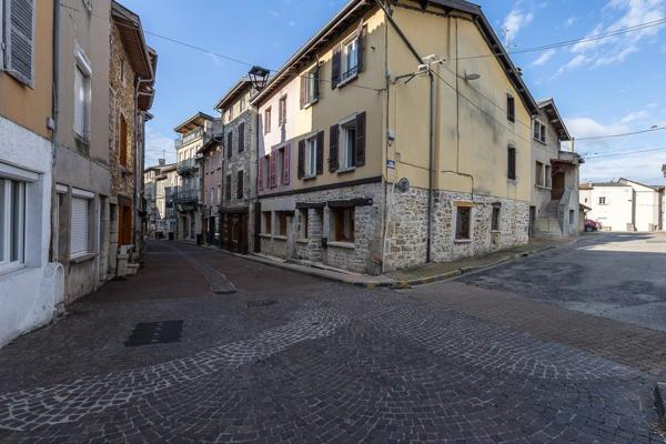 Vente                                                      Maison
                        
                     6 pièces                      144 m2                     à Lagnieu