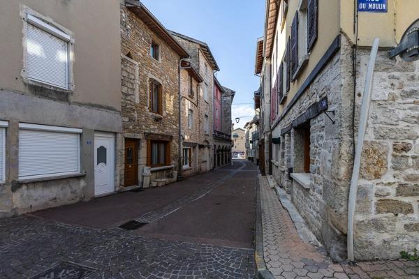 Vente                                                      Maison
                        
                     6 pièces                      144 m2                     à Lagnieu