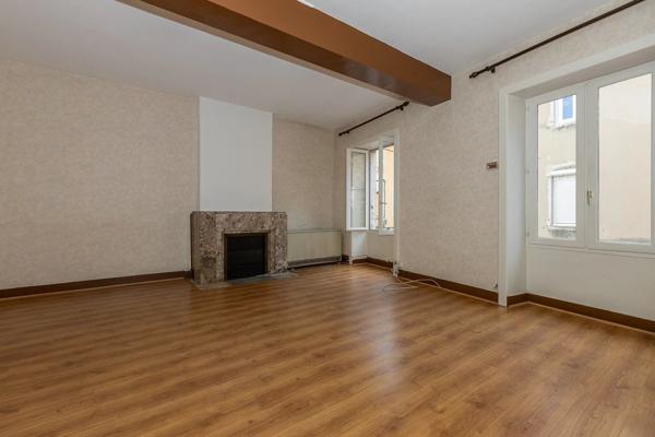Vente                                                      Maison
                        
                     6 pièces                      144 m2                     à Lagnieu