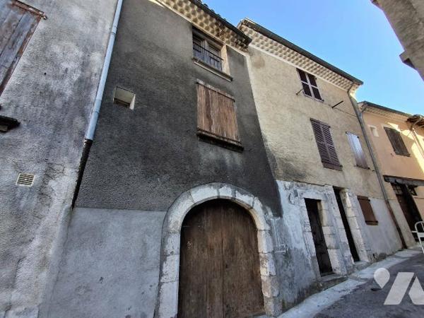 maison de village avec 2 appartements  T4 et caves à rénover