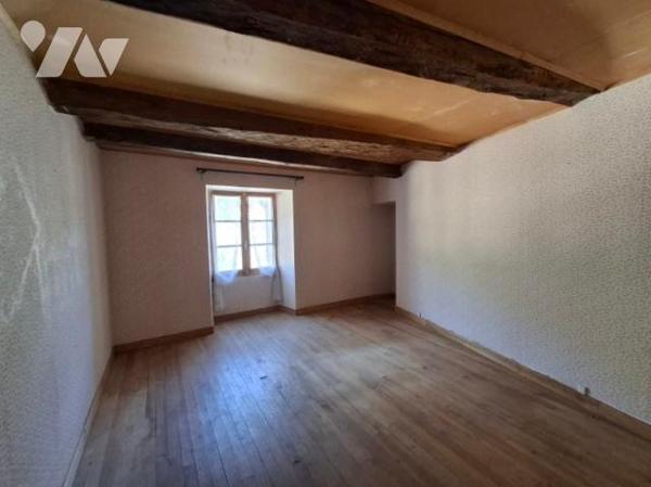 maison de village avec 2 appartements  T4 et caves à rénover