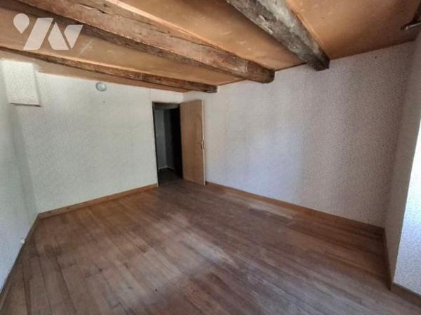 maison de village avec 2 appartements  T4 et caves à rénover