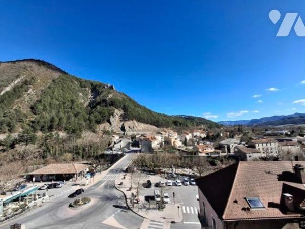 maison de village avec 2 appartements  T4 et caves à rénover
