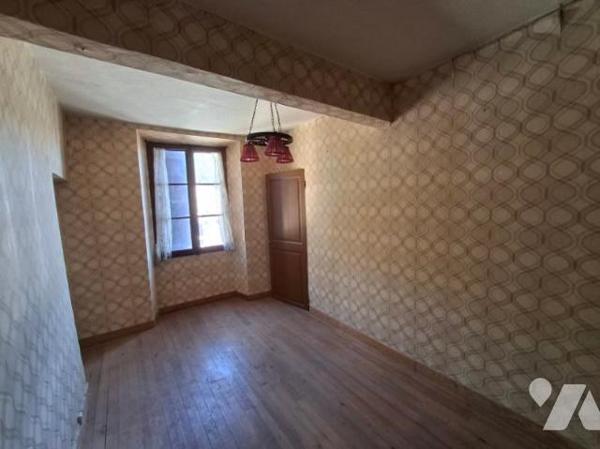 maison de village avec 2 appartements  T4 et caves à rénover