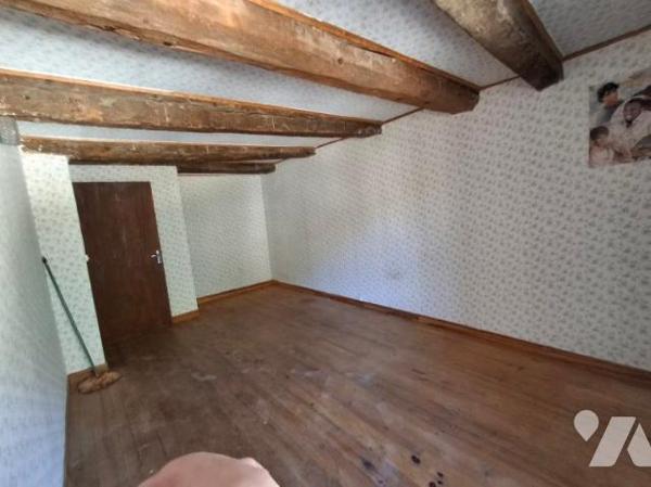 maison de village avec 2 appartements  T4 et caves à rénover