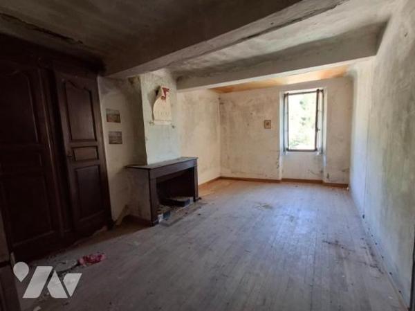 maison de village avec 2 appartements  T4 et caves à rénover