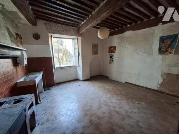 maison de village avec 2 appartements  T4 et caves à rénover
