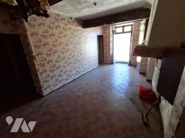 maison de village avec 2 appartements  T4 et caves à rénover