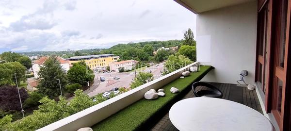 Idéalement situé au Square du Pontiffroy à Metz, à proximité immédiate du centre-ville, des commerces, des universités et des transports, découvrez ce bel appartement T2 de 51 m² habitables, situé au 5e étage d'une résidence avec ascenseur.

Cet appartement très bien entretenu se compose : 

    • D'une espace d'entrée 
    • D'une vaste pièce de vie lumineuse donnant accès, par sa grande baie vitrée, à un agréable balcon avec vue dégagée
    • D'une cuisine équipée intégrée dans cette pièce de vie
    • D'une chambre confortable
    • D'une salle d'eau avec douche et WC

Les + qui font la différence :
    • Une place de parking privative en sous-terrain
    • Une cave saine pour le stockage.
    • Une vue dégagée et une belle luminosité grâce à sa situation au 5e étage.
Les espaces communs de l'immeuble sont parfaitement entretenus et récemment rénovés.

Situation de la copropriété :
La copropriété fait actuellement l'objet d'un arrêté de mise en sécurité (péril ordinaire) et est gérée par un administrateur judiciaire. Des travaux sur le bâti ont déjà été réalisés et financés, d'autres restent à prévoir (tous les documents, PV et compte-rendus sont disponibles).
Un diagnostic technique multicritères est actuellement en cours.

Lien vers visite virtuelle disponible sur demande.