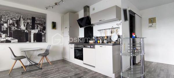 Idéalement situé au Square du Pontiffroy à Metz, à proximité immédiate du centre-ville, des commerces, des universités et des transports, découvrez ce bel appartement T2 de 51 m² habitables, situé au 5e étage d'une résidence avec ascenseur.

Cet appartement très bien entretenu se compose : 

    • D'une espace d'entrée 
    • D'une vaste pièce de vie lumineuse donnant accès, par sa grande baie vitrée, à un agréable balcon avec vue dégagée
    • D'une cuisine équipée intégrée dans cette pièce de vie
    • D'une chambre confortable
    • D'une salle d'eau avec douche et WC

Les + qui font la différence :
    • Une place de parking privative en sous-terrain
    • Une cave saine pour le stockage.
    • Une vue dégagée et une belle luminosité grâce à sa situation au 5e étage.
Les espaces communs de l'immeuble sont parfaitement entretenus et récemment rénovés.

Situation de la copropriété :
La copropriété fait actuellement l'objet d'un arrêté de mise en sécurité (péril ordinaire) et est gérée par un administrateur judiciaire. Des travaux sur le bâti ont déjà été réalisés et financés, d'autres restent à prévoir (tous les documents, PV et compte-rendus sont disponibles).
Un diagnostic technique multicritères est actuellement en cours.

Lien vers visite virtuelle disponible sur demande.