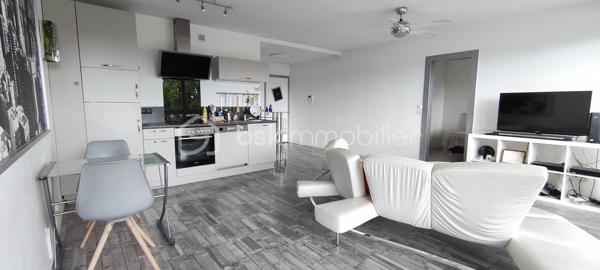 Idéalement situé au Square du Pontiffroy à Metz, à proximité immédiate du centre-ville, des commerces, des universités et des transports, découvrez ce bel appartement T2 de 51 m² habitables, situé au 5e étage d'une résidence avec ascenseur.

Cet appartement très bien entretenu se compose : 

    • D'une espace d'entrée 
    • D'une vaste pièce de vie lumineuse donnant accès, par sa grande baie vitrée, à un agréable balcon avec vue dégagée
    • D'une cuisine équipée intégrée dans cette pièce de vie
    • D'une chambre confortable
    • D'une salle d'eau avec douche et WC

Les + qui font la différence :
    • Une place de parking privative en sous-terrain
    • Une cave saine pour le stockage.
    • Une vue dégagée et une belle luminosité grâce à sa situation au 5e étage.
Les espaces communs de l'immeuble sont parfaitement entretenus et récemment rénovés.

Situation de la copropriété :
La copropriété fait actuellement l'objet d'un arrêté de mise en sécurité (péril ordinaire) et est gérée par un administrateur judiciaire. Des travaux sur le bâti ont déjà été réalisés et financés, d'autres restent à prévoir (tous les documents, PV et compte-rendus sont disponibles).
Un diagnostic technique multicritères est actuellement en cours.

Lien vers visite virtuelle disponible sur demande.