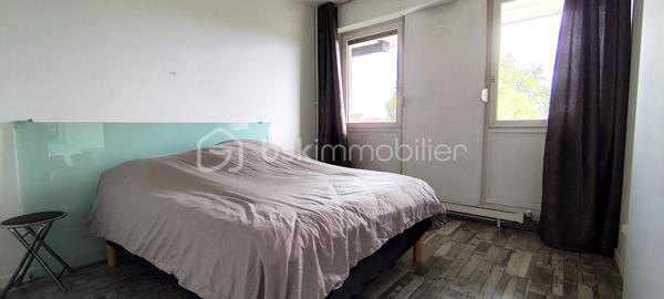 Idéalement situé au Square du Pontiffroy à Metz, à proximité immédiate du centre-ville, des commerces, des universités et des transports, découvrez ce bel appartement T2 de 51 m² habitables, situé au 5e étage d'une résidence avec ascenseur.

Cet appartement très bien entretenu se compose : 

    • D'une espace d'entrée 
    • D'une vaste pièce de vie lumineuse donnant accès, par sa grande baie vitrée, à un agréable balcon avec vue dégagée
    • D'une cuisine équipée intégrée dans cette pièce de vie
    • D'une chambre confortable
    • D'une salle d'eau avec douche et WC

Les + qui font la différence :
    • Une place de parking privative en sous-terrain
    • Une cave saine pour le stockage.
    • Une vue dégagée et une belle luminosité grâce à sa situation au 5e étage.
Les espaces communs de l'immeuble sont parfaitement entretenus et récemment rénovés.

Situation de la copropriété :
La copropriété fait actuellement l'objet d'un arrêté de mise en sécurité (péril ordinaire) et est gérée par un administrateur judiciaire. Des travaux sur le bâti ont déjà été réalisés et financés, d'autres restent à prévoir (tous les documents, PV et compte-rendus sont disponibles).
Un diagnostic technique multicritères est actuellement en cours.

Lien vers visite virtuelle disponible sur demande.