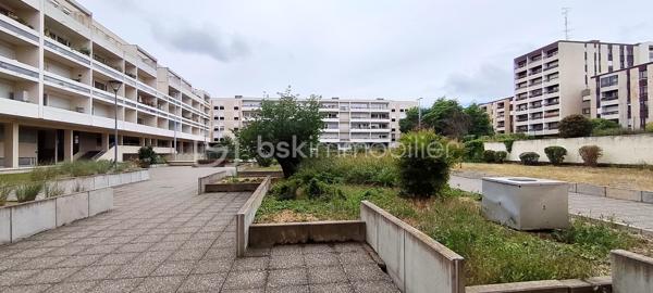 Idéalement situé au Square du Pontiffroy à Metz, à proximité immédiate du centre-ville, des commerces, des universités et des transports, découvrez ce bel appartement T2 de 51 m² habitables, situé au 5e étage d'une résidence avec ascenseur.

Cet appartement très bien entretenu se compose : 

    • D'une espace d'entrée 
    • D'une vaste pièce de vie lumineuse donnant accès, par sa grande baie vitrée, à un agréable balcon avec vue dégagée
    • D'une cuisine équipée intégrée dans cette pièce de vie
    • D'une chambre confortable
    • D'une salle d'eau avec douche et WC

Les + qui font la différence :
    • Une place de parking privative en sous-terrain
    • Une cave saine pour le stockage.
    • Une vue dégagée et une belle luminosité grâce à sa situation au 5e étage.
Les espaces communs de l'immeuble sont parfaitement entretenus et récemment rénovés.

Situation de la copropriété :
La copropriété fait actuellement l'objet d'un arrêté de mise en sécurité (péril ordinaire) et est gérée par un administrateur judiciaire. Des travaux sur le bâti ont déjà été réalisés et financés, d'autres restent à prévoir (tous les documents, PV et compte-rendus sont disponibles).
Un diagnostic technique multicritères est actuellement en cours.

Lien vers visite virtuelle disponible sur demande.