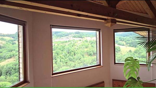 Saint-Basile (07270) À vendre – Maison d’architecte éco-conçue en bois – 165 m² et dépendances – Proche Lamastre (Ardèche)