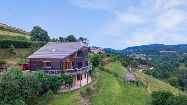 Saint-Basile (07270) À vendre – Maison d’architecte éco-conçue en bois – 165 m² et dépendances – Proche Lamastre (Ardèche)