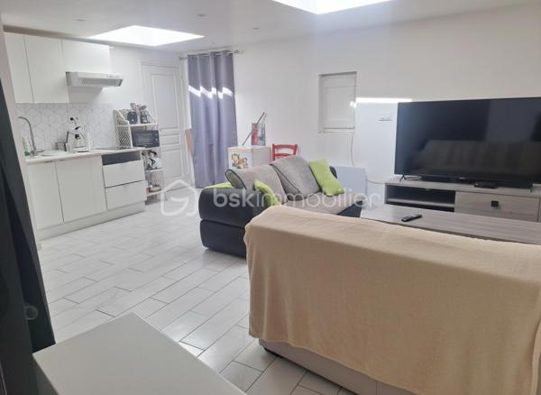IMMEUBLE DE RAPPORT – RENTABILITÉ BRUTE +10 %

Opportunité d'investissement clé en main avec cet immeuble de rapport entièrement loué, offrant des revenus locatifs sécurisés de 2 760 € hors charges par mois, 
soit 33 120 € annuels.

Prix de vente : 330 000 €
Rentabilité brute : 10,04 %

Composition de l'immeuble :

Rez-de-chaussée :
• Appartement T2 avec patio privatif
• Garage

1er étage :
• Studio
• Appartement T2

2ème étage :
• Studio
• Appartement T2

Dernier étage :
• Studio avec terrasse

Les atouts pour l'investisseur :
✓ Immeuble entièrement loué
✓ Revenus locatifs immédiats
✓ Rentabilité brute supérieure à 10 %
✓ Classe énergétique C
✓ Permis de louer validé
✓ Typologie diversifiée (studios et T2) favorisant une forte demande locative
✓ Garage et espaces extérieurs, véritables atouts locatifs

Dossier locatif et informations complémentaires disponibles sur demande.
