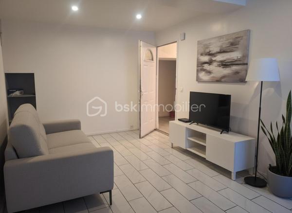 IMMEUBLE DE RAPPORT – RENTABILITÉ BRUTE +10 %

Opportunité d'investissement clé en main avec cet immeuble de rapport entièrement loué, offrant des revenus locatifs sécurisés de 2 760 € hors charges par mois, 
soit 33 120 € annuels.

Prix de vente : 330 000 €
Rentabilité brute : 10,04 %

Composition de l'immeuble :

Rez-de-chaussée :
• Appartement T2 avec patio privatif
• Garage

1er étage :
• Studio
• Appartement T2

2ème étage :
• Studio
• Appartement T2

Dernier étage :
• Studio avec terrasse

Les atouts pour l'investisseur :
✓ Immeuble entièrement loué
✓ Revenus locatifs immédiats
✓ Rentabilité brute supérieure à 10 %
✓ Classe énergétique C
✓ Permis de louer validé
✓ Typologie diversifiée (studios et T2) favorisant une forte demande locative
✓ Garage et espaces extérieurs, véritables atouts locatifs

Dossier locatif et informations complémentaires disponibles sur demande.