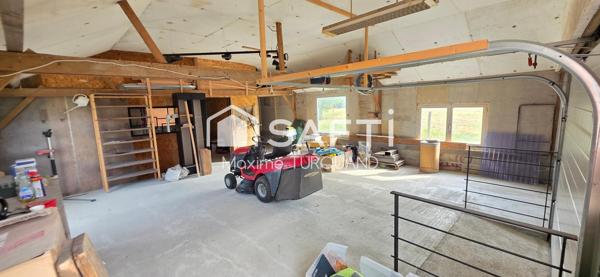 Maison d'habitation 196m² à rénover + 6100m² de terrain avec dépendances.