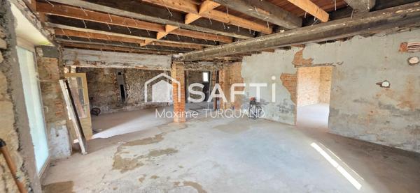 Maison d'habitation 196m² à rénover + 6100m² de terrain avec dépendances.