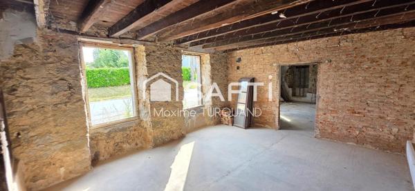 Maison d'habitation 196m² à rénover + 6100m² de terrain avec dépendances.