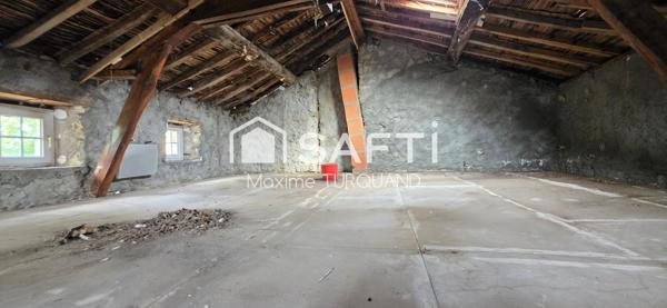Maison d'habitation 196m² à rénover + 6100m² de terrain avec dépendances.