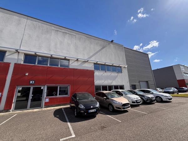 Local d'activité et bureau à Louer à Saint-Priest