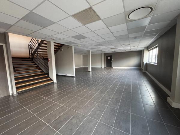 Local d'activité et bureau à Louer à Saint-Priest