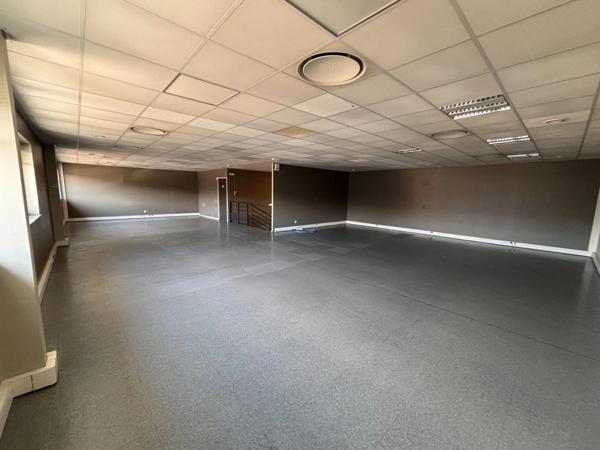 Local d'activité et bureau à Louer à Saint-Priest