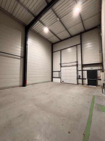 Local d'activité et bureau à Louer à Saint-Priest