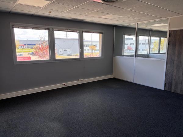 Local d'activité et bureau à Louer à Saint-Priest
