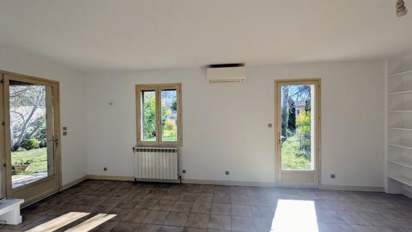 Villa plain pied garage et atelier