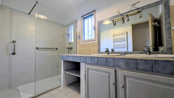 Villa plain pied garage et atelier