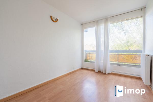 5 min à pied RER E Rosny centre-ville - Lumineux T3