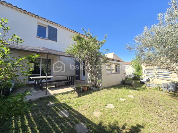 Découvrez cette charmante propriété d’environ 150 m², idéalement située au cœur du très recherché village de Lauris, dans un environnement résidentiel paisible. Elle offre un cadre de vie alliant confort, fonctionnalité et art de vivre provençal.

Édifiée en 2002, la maison se compose d’une habitation principale d’environ 134 m², complétée par une annexe indépendante d’environ 15 m².

Implantée sur un terrain clos et parfaitement entretenu de 714 m², dont environ 500 m² exploitables, la propriété bénéficie d’un extérieur agréable, intime et sans vis-à-vis, agrémenté d’une piscine au chlore de 7 x 3 mètres, idéale pour profiter des beaux jours.

Au rez-de-chaussée, vous découvrirez une chambre, une salle d’eau, des toilettes indépendants, une cuisine séparée ouverte sur une lumineuse salle à manger, ainsi qu’un salon chaleureux. Un espace supplémentaire peut facilement être aménagé en bureau ou en chambre d’appoint selon vos besoins.

À l’étage, l’espace nuit se compose de deux chambres confortables, d’une salle de bain et de toilettes séparés, avec la possibilité d’aménager une troisième chambre.

Un véritable atout vient compléter ce bien : une cinquième chambre indépendante, configurée en suite parentale avec salle d’eau privative et accès extérieur. Cet espace offre de nombreuses possibilités, que ce soit pour une activité professionnelle, de la location saisonnière ou pour recevoir famille et amis en toute autonomie.

Côté confort, la maison est équipée d’une climatisation réversible ainsi que d’un poêle à granulés, garantissant un bien-être optimal toute l’année.

À seulement quelques minutes à pied du centre du village et de ses commodités, cette propriété représente une opportunité rare sur le secteur de Lauris.