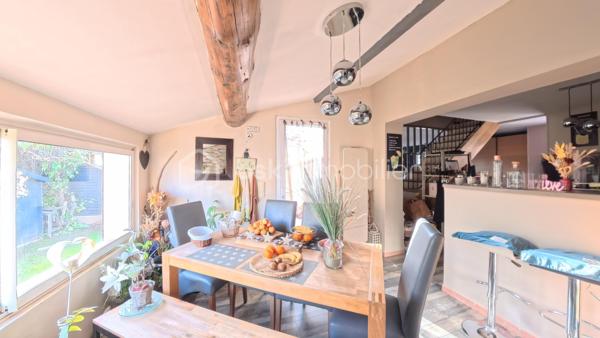 Découvrez cette charmante propriété d’environ 150 m², idéalement située au cœur du très recherché village de Lauris, dans un environnement résidentiel paisible. Elle offre un cadre de vie alliant confort, fonctionnalité et art de vivre provençal.

Édifiée en 2002, la maison se compose d’une habitation principale d’environ 134 m², complétée par une annexe indépendante d’environ 15 m².

Implantée sur un terrain clos et parfaitement entretenu de 714 m², dont environ 500 m² exploitables, la propriété bénéficie d’un extérieur agréable, intime et sans vis-à-vis, agrémenté d’une piscine au chlore de 7 x 3 mètres, idéale pour profiter des beaux jours.

Au rez-de-chaussée, vous découvrirez une chambre, une salle d’eau, des toilettes indépendants, une cuisine séparée ouverte sur une lumineuse salle à manger, ainsi qu’un salon chaleureux. Un espace supplémentaire peut facilement être aménagé en bureau ou en chambre d’appoint selon vos besoins.

À l’étage, l’espace nuit se compose de deux chambres confortables, d’une salle de bain et de toilettes séparés, avec la possibilité d’aménager une troisième chambre.

Un véritable atout vient compléter ce bien : une cinquième chambre indépendante, configurée en suite parentale avec salle d’eau privative et accès extérieur. Cet espace offre de nombreuses possibilités, que ce soit pour une activité professionnelle, de la location saisonnière ou pour recevoir famille et amis en toute autonomie.

Côté confort, la maison est équipée d’une climatisation réversible ainsi que d’un poêle à granulés, garantissant un bien-être optimal toute l’année.

À seulement quelques minutes à pied du centre du village et de ses commodités, cette propriété représente une opportunité rare sur le secteur de Lauris.