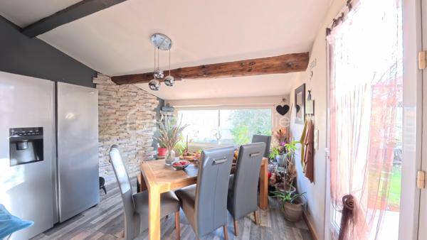 Découvrez cette charmante propriété d’environ 150 m², idéalement située au cœur du très recherché village de Lauris, dans un environnement résidentiel paisible. Elle offre un cadre de vie alliant confort, fonctionnalité et art de vivre provençal.

Édifiée en 2002, la maison se compose d’une habitation principale d’environ 134 m², complétée par une annexe indépendante d’environ 15 m².

Implantée sur un terrain clos et parfaitement entretenu de 714 m², dont environ 500 m² exploitables, la propriété bénéficie d’un extérieur agréable, intime et sans vis-à-vis, agrémenté d’une piscine au chlore de 7 x 3 mètres, idéale pour profiter des beaux jours.

Au rez-de-chaussée, vous découvrirez une chambre, une salle d’eau, des toilettes indépendants, une cuisine séparée ouverte sur une lumineuse salle à manger, ainsi qu’un salon chaleureux. Un espace supplémentaire peut facilement être aménagé en bureau ou en chambre d’appoint selon vos besoins.

À l’étage, l’espace nuit se compose de deux chambres confortables, d’une salle de bain et de toilettes séparés, avec la possibilité d’aménager une troisième chambre.

Un véritable atout vient compléter ce bien : une cinquième chambre indépendante, configurée en suite parentale avec salle d’eau privative et accès extérieur. Cet espace offre de nombreuses possibilités, que ce soit pour une activité professionnelle, de la location saisonnière ou pour recevoir famille et amis en toute autonomie.

Côté confort, la maison est équipée d’une climatisation réversible ainsi que d’un poêle à granulés, garantissant un bien-être optimal toute l’année.

À seulement quelques minutes à pied du centre du village et de ses commodités, cette propriété représente une opportunité rare sur le secteur de Lauris.