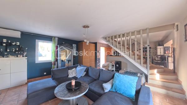 Découvrez cette charmante propriété d’environ 150 m², idéalement située au cœur du très recherché village de Lauris, dans un environnement résidentiel paisible. Elle offre un cadre de vie alliant confort, fonctionnalité et art de vivre provençal.

Édifiée en 2002, la maison se compose d’une habitation principale d’environ 134 m², complétée par une annexe indépendante d’environ 15 m².

Implantée sur un terrain clos et parfaitement entretenu de 714 m², dont environ 500 m² exploitables, la propriété bénéficie d’un extérieur agréable, intime et sans vis-à-vis, agrémenté d’une piscine au chlore de 7 x 3 mètres, idéale pour profiter des beaux jours.

Au rez-de-chaussée, vous découvrirez une chambre, une salle d’eau, des toilettes indépendants, une cuisine séparée ouverte sur une lumineuse salle à manger, ainsi qu’un salon chaleureux. Un espace supplémentaire peut facilement être aménagé en bureau ou en chambre d’appoint selon vos besoins.

À l’étage, l’espace nuit se compose de deux chambres confortables, d’une salle de bain et de toilettes séparés, avec la possibilité d’aménager une troisième chambre.

Un véritable atout vient compléter ce bien : une cinquième chambre indépendante, configurée en suite parentale avec salle d’eau privative et accès extérieur. Cet espace offre de nombreuses possibilités, que ce soit pour une activité professionnelle, de la location saisonnière ou pour recevoir famille et amis en toute autonomie.

Côté confort, la maison est équipée d’une climatisation réversible ainsi que d’un poêle à granulés, garantissant un bien-être optimal toute l’année.

À seulement quelques minutes à pied du centre du village et de ses commodités, cette propriété représente une opportunité rare sur le secteur de Lauris.
