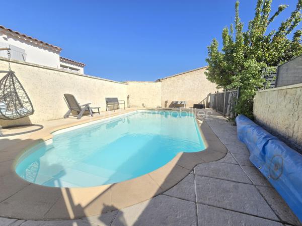 Découvrez cette charmante propriété d’environ 150 m², idéalement située au cœur du très recherché village de Lauris, dans un environnement résidentiel paisible. Elle offre un cadre de vie alliant confort, fonctionnalité et art de vivre provençal.

Édifiée en 2002, la maison se compose d’une habitation principale d’environ 134 m², complétée par une annexe indépendante d’environ 15 m².

Implantée sur un terrain clos et parfaitement entretenu de 714 m², dont environ 500 m² exploitables, la propriété bénéficie d’un extérieur agréable, intime et sans vis-à-vis, agrémenté d’une piscine au chlore de 7 x 3 mètres, idéale pour profiter des beaux jours.

Au rez-de-chaussée, vous découvrirez une chambre, une salle d’eau, des toilettes indépendants, une cuisine séparée ouverte sur une lumineuse salle à manger, ainsi qu’un salon chaleureux. Un espace supplémentaire peut facilement être aménagé en bureau ou en chambre d’appoint selon vos besoins.

À l’étage, l’espace nuit se compose de deux chambres confortables, d’une salle de bain et de toilettes séparés, avec la possibilité d’aménager une troisième chambre.

Un véritable atout vient compléter ce bien : une cinquième chambre indépendante, configurée en suite parentale avec salle d’eau privative et accès extérieur. Cet espace offre de nombreuses possibilités, que ce soit pour une activité professionnelle, de la location saisonnière ou pour recevoir famille et amis en toute autonomie.

Côté confort, la maison est équipée d’une climatisation réversible ainsi que d’un poêle à granulés, garantissant un bien-être optimal toute l’année.

À seulement quelques minutes à pied du centre du village et de ses commodités, cette propriété représente une opportunité rare sur le secteur de Lauris.