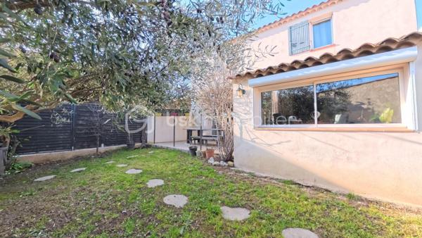 Découvrez cette charmante propriété d’environ 150 m², idéalement située au cœur du très recherché village de Lauris, dans un environnement résidentiel paisible. Elle offre un cadre de vie alliant confort, fonctionnalité et art de vivre provençal.

Édifiée en 2002, la maison se compose d’une habitation principale d’environ 134 m², complétée par une annexe indépendante d’environ 15 m².

Implantée sur un terrain clos et parfaitement entretenu de 714 m², dont environ 500 m² exploitables, la propriété bénéficie d’un extérieur agréable, intime et sans vis-à-vis, agrémenté d’une piscine au chlore de 7 x 3 mètres, idéale pour profiter des beaux jours.

Au rez-de-chaussée, vous découvrirez une chambre, une salle d’eau, des toilettes indépendants, une cuisine séparée ouverte sur une lumineuse salle à manger, ainsi qu’un salon chaleureux. Un espace supplémentaire peut facilement être aménagé en bureau ou en chambre d’appoint selon vos besoins.

À l’étage, l’espace nuit se compose de deux chambres confortables, d’une salle de bain et de toilettes séparés, avec la possibilité d’aménager une troisième chambre.

Un véritable atout vient compléter ce bien : une cinquième chambre indépendante, configurée en suite parentale avec salle d’eau privative et accès extérieur. Cet espace offre de nombreuses possibilités, que ce soit pour une activité professionnelle, de la location saisonnière ou pour recevoir famille et amis en toute autonomie.

Côté confort, la maison est équipée d’une climatisation réversible ainsi que d’un poêle à granulés, garantissant un bien-être optimal toute l’année.

À seulement quelques minutes à pied du centre du village et de ses commodités, cette propriété représente une opportunité rare sur le secteur de Lauris.