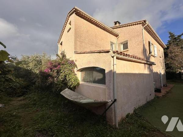 A VENDRE LE PRADET (VAR) 83220 - SPACIEUSE VILLA DE 215 M2 - TYPE 9 PIECES COMPORTANT 5/6 CHAMB...
