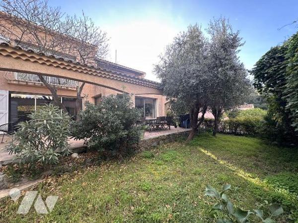 A VENDRE LE PRADET (VAR) 83220 - SPACIEUSE VILLA DE 215 M2 - TYPE 9 PIECES COMPORTANT 5/6 CHAMB...