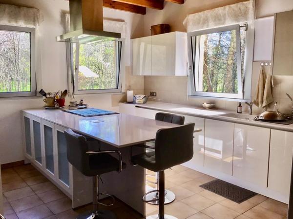 Maison 130 m2 sur plus de 5 hectares de bois et prairie.