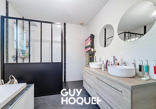 Villa Plain pied 4 chambres et Terrain de 832 m² environ - 71000 SENNECE LES MACON