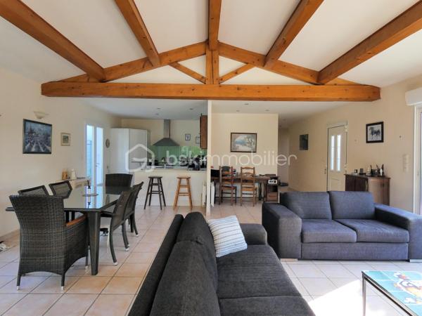 À La Tremblade, cette maison de plain-pied de 134 m² offre des volumes généreux et une organisation particulièrement agréable au quotidien.

Son principal atout est son vaste espace de vie. La pièce de vie traversante avec plafond cathédrale, la cuisine ouverte et la véranda forment un ensemble d’environ 70 m². La véranda prolonge naturellement le séjour vers le jardin et la piscine et permet de profiter pleinement des extérieurs.

La partie nuit est bien séparée des espaces de vie et comprend trois chambres avec placards ainsi qu’une salle d’eau équipée d’une grande douche et d’un meuble double vasque. Une entrée, un WC indépendant et un cellier/buanderie complètent l’aménagement intérieur.

Construite en 2004, la maison bénéficie également d’une climatisation réversible dans la pièce de vie et la véranda, de nombreux rangements et d’un garage d’environ 25 m².

À l’extérieur, le terrain clos et arboré d’environ 600 m² accueille une piscine, ainsi qu’un grand cabanon et un auvent offrant des espaces supplémentaires de rangement et d’usage.

La maison bénéficie par ailleurs d’une performance énergétique intéressante avec un DPE classé C et un GES classé B.

Marché, commerces, services, écoles et collège sont accessibles sur La Tremblade, avec également à proximité le port de plaisance, la forêt de la Coubre et les plages de la Côte Sauvage.