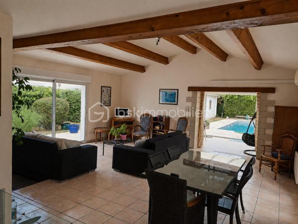 À La Tremblade, cette maison de plain-pied de 134 m² offre des volumes généreux et une organisation particulièrement agréable au quotidien.

Son principal atout est son vaste espace de vie. La pièce de vie traversante avec plafond cathédrale, la cuisine ouverte et la véranda forment un ensemble d’environ 70 m². La véranda prolonge naturellement le séjour vers le jardin et la piscine et permet de profiter pleinement des extérieurs.

La partie nuit est bien séparée des espaces de vie et comprend trois chambres avec placards ainsi qu’une salle d’eau équipée d’une grande douche et d’un meuble double vasque. Une entrée, un WC indépendant et un cellier/buanderie complètent l’aménagement intérieur.

Construite en 2004, la maison bénéficie également d’une climatisation réversible dans la pièce de vie et la véranda, de nombreux rangements et d’un garage d’environ 25 m².

À l’extérieur, le terrain clos et arboré d’environ 600 m² accueille une piscine, ainsi qu’un grand cabanon et un auvent offrant des espaces supplémentaires de rangement et d’usage.

La maison bénéficie par ailleurs d’une performance énergétique intéressante avec un DPE classé C et un GES classé B.

Marché, commerces, services, écoles et collège sont accessibles sur La Tremblade, avec également à proximité le port de plaisance, la forêt de la Coubre et les plages de la Côte Sauvage.
