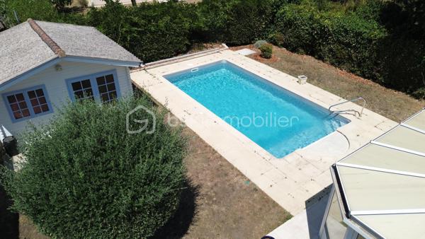 À La Tremblade, cette maison de plain-pied de 134 m² offre des volumes généreux et une organisation particulièrement agréable au quotidien.

Son principal atout est son vaste espace de vie. La pièce de vie traversante avec plafond cathédrale, la cuisine ouverte et la véranda forment un ensemble d’environ 70 m². La véranda prolonge naturellement le séjour vers le jardin et la piscine et permet de profiter pleinement des extérieurs.

La partie nuit est bien séparée des espaces de vie et comprend trois chambres avec placards ainsi qu’une salle d’eau équipée d’une grande douche et d’un meuble double vasque. Une entrée, un WC indépendant et un cellier/buanderie complètent l’aménagement intérieur.

Construite en 2004, la maison bénéficie également d’une climatisation réversible dans la pièce de vie et la véranda, de nombreux rangements et d’un garage d’environ 25 m².

À l’extérieur, le terrain clos et arboré d’environ 600 m² accueille une piscine, ainsi qu’un grand cabanon et un auvent offrant des espaces supplémentaires de rangement et d’usage.

La maison bénéficie par ailleurs d’une performance énergétique intéressante avec un DPE classé C et un GES classé B.

Marché, commerces, services, écoles et collège sont accessibles sur La Tremblade, avec également à proximité le port de plaisance, la forêt de la Coubre et les plages de la Côte Sauvage.