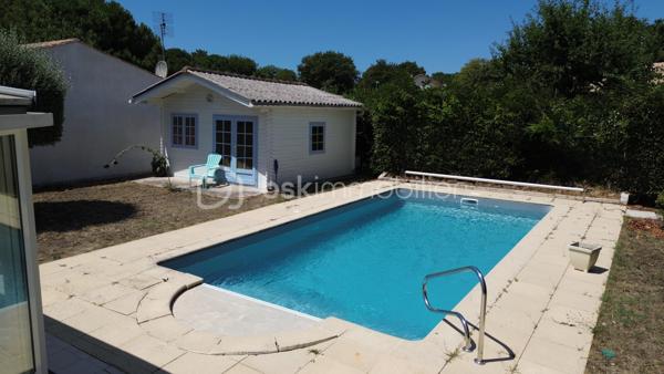 À La Tremblade, cette maison de plain-pied de 134 m² offre des volumes généreux et une organisation particulièrement agréable au quotidien.

Son principal atout est son vaste espace de vie. La pièce de vie traversante avec plafond cathédrale, la cuisine ouverte et la véranda forment un ensemble d’environ 70 m². La véranda prolonge naturellement le séjour vers le jardin et la piscine et permet de profiter pleinement des extérieurs.

La partie nuit est bien séparée des espaces de vie et comprend trois chambres avec placards ainsi qu’une salle d’eau équipée d’une grande douche et d’un meuble double vasque. Une entrée, un WC indépendant et un cellier/buanderie complètent l’aménagement intérieur.

Construite en 2004, la maison bénéficie également d’une climatisation réversible dans la pièce de vie et la véranda, de nombreux rangements et d’un garage d’environ 25 m².

À l’extérieur, le terrain clos et arboré d’environ 600 m² accueille une piscine, ainsi qu’un grand cabanon et un auvent offrant des espaces supplémentaires de rangement et d’usage.

La maison bénéficie par ailleurs d’une performance énergétique intéressante avec un DPE classé C et un GES classé B.

Marché, commerces, services, écoles et collège sont accessibles sur La Tremblade, avec également à proximité le port de plaisance, la forêt de la Coubre et les plages de la Côte Sauvage.