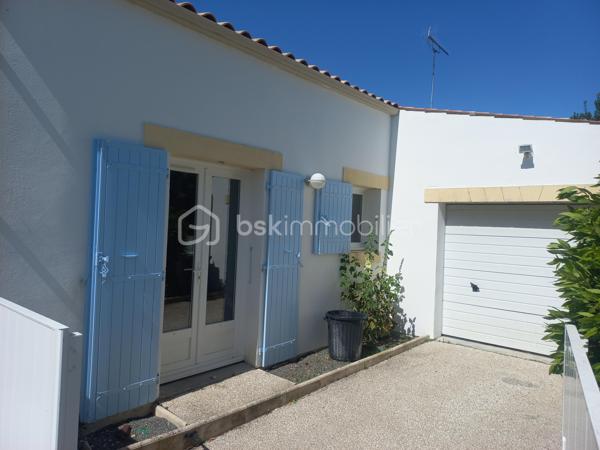 À La Tremblade, cette maison de plain-pied de 134 m² offre des volumes généreux et une organisation particulièrement agréable au quotidien.

Son principal atout est son vaste espace de vie. La pièce de vie traversante avec plafond cathédrale, la cuisine ouverte et la véranda forment un ensemble d’environ 70 m². La véranda prolonge naturellement le séjour vers le jardin et la piscine et permet de profiter pleinement des extérieurs.

La partie nuit est bien séparée des espaces de vie et comprend trois chambres avec placards ainsi qu’une salle d’eau équipée d’une grande douche et d’un meuble double vasque. Une entrée, un WC indépendant et un cellier/buanderie complètent l’aménagement intérieur.

Construite en 2004, la maison bénéficie également d’une climatisation réversible dans la pièce de vie et la véranda, de nombreux rangements et d’un garage d’environ 25 m².

À l’extérieur, le terrain clos et arboré d’environ 600 m² accueille une piscine, ainsi qu’un grand cabanon et un auvent offrant des espaces supplémentaires de rangement et d’usage.

La maison bénéficie par ailleurs d’une performance énergétique intéressante avec un DPE classé C et un GES classé B.

Marché, commerces, services, écoles et collège sont accessibles sur La Tremblade, avec également à proximité le port de plaisance, la forêt de la Coubre et les plages de la Côte Sauvage.