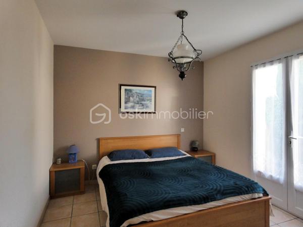 À La Tremblade, cette maison de plain-pied de 134 m² offre des volumes généreux et une organisation particulièrement agréable au quotidien.

Son principal atout est son vaste espace de vie. La pièce de vie traversante avec plafond cathédrale, la cuisine ouverte et la véranda forment un ensemble d’environ 70 m². La véranda prolonge naturellement le séjour vers le jardin et la piscine et permet de profiter pleinement des extérieurs.

La partie nuit est bien séparée des espaces de vie et comprend trois chambres avec placards ainsi qu’une salle d’eau équipée d’une grande douche et d’un meuble double vasque. Une entrée, un WC indépendant et un cellier/buanderie complètent l’aménagement intérieur.

Construite en 2004, la maison bénéficie également d’une climatisation réversible dans la pièce de vie et la véranda, de nombreux rangements et d’un garage d’environ 25 m².

À l’extérieur, le terrain clos et arboré d’environ 600 m² accueille une piscine, ainsi qu’un grand cabanon et un auvent offrant des espaces supplémentaires de rangement et d’usage.

La maison bénéficie par ailleurs d’une performance énergétique intéressante avec un DPE classé C et un GES classé B.

Marché, commerces, services, écoles et collège sont accessibles sur La Tremblade, avec également à proximité le port de plaisance, la forêt de la Coubre et les plages de la Côte Sauvage.
