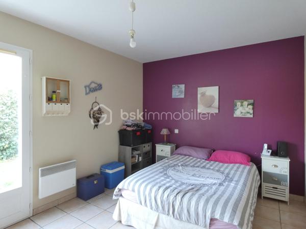 À La Tremblade, cette maison de plain-pied de 134 m² offre des volumes généreux et une organisation particulièrement agréable au quotidien.

Son principal atout est son vaste espace de vie. La pièce de vie traversante avec plafond cathédrale, la cuisine ouverte et la véranda forment un ensemble d’environ 70 m². La véranda prolonge naturellement le séjour vers le jardin et la piscine et permet de profiter pleinement des extérieurs.

La partie nuit est bien séparée des espaces de vie et comprend trois chambres avec placards ainsi qu’une salle d’eau équipée d’une grande douche et d’un meuble double vasque. Une entrée, un WC indépendant et un cellier/buanderie complètent l’aménagement intérieur.

Construite en 2004, la maison bénéficie également d’une climatisation réversible dans la pièce de vie et la véranda, de nombreux rangements et d’un garage d’environ 25 m².

À l’extérieur, le terrain clos et arboré d’environ 600 m² accueille une piscine, ainsi qu’un grand cabanon et un auvent offrant des espaces supplémentaires de rangement et d’usage.

La maison bénéficie par ailleurs d’une performance énergétique intéressante avec un DPE classé C et un GES classé B.

Marché, commerces, services, écoles et collège sont accessibles sur La Tremblade, avec également à proximité le port de plaisance, la forêt de la Coubre et les plages de la Côte Sauvage.